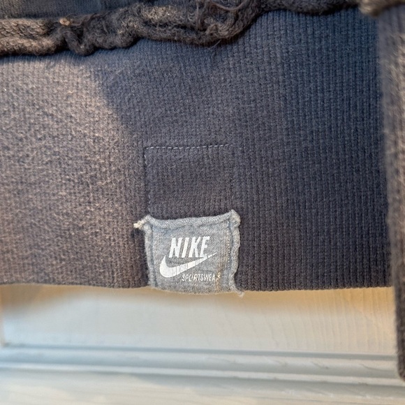 Sport the ultimate in comfy, Team Canada hoodie 🇨🇦 - Picture 4 of 6